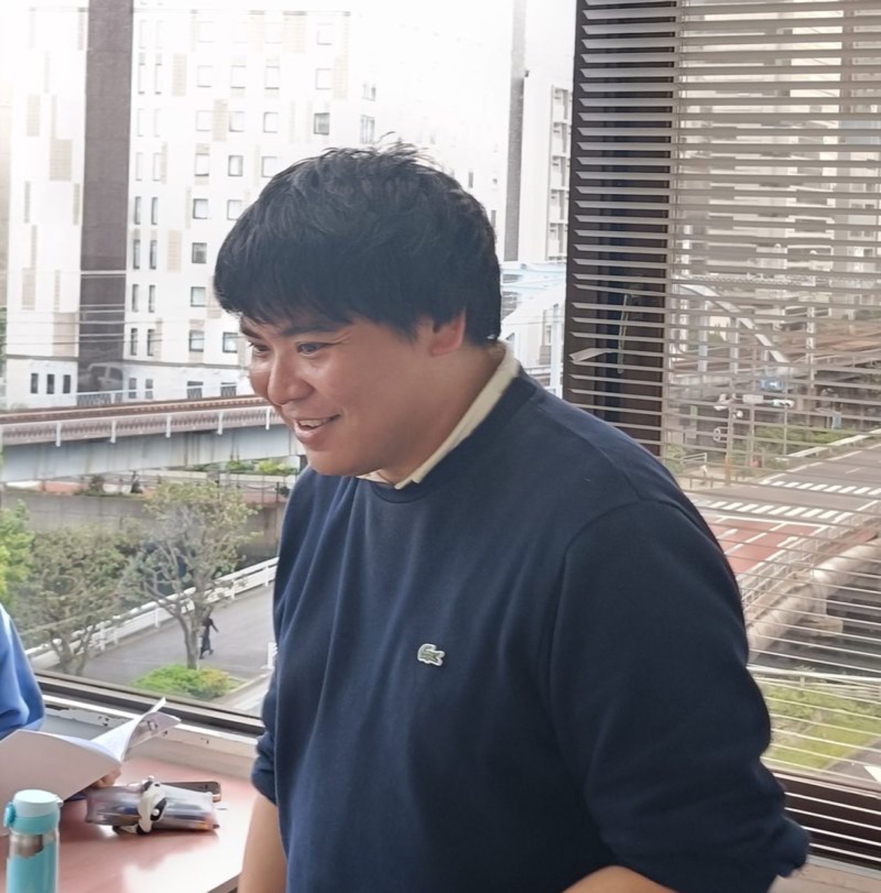 笑顔で生徒に向き合う中村先生(講師・英語)
